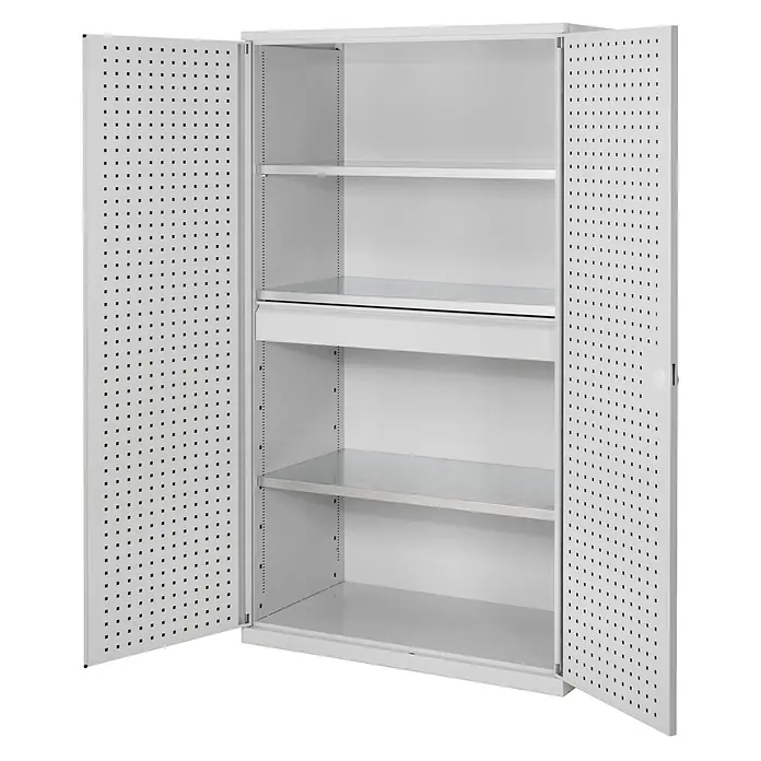 Kappes Metall-Mehrzweckschrank ®RasterPlan Großvolumenschränke 1950x1130x590mm Lochplattentüren Modell - 59 cm x 1.130 cm x 1,95 m, Lichtgrau - Grauer Metallschrank mit offenen perforierten Türen und verstellbaren Einlegeböden, inklusive einer Auszugsschublade.