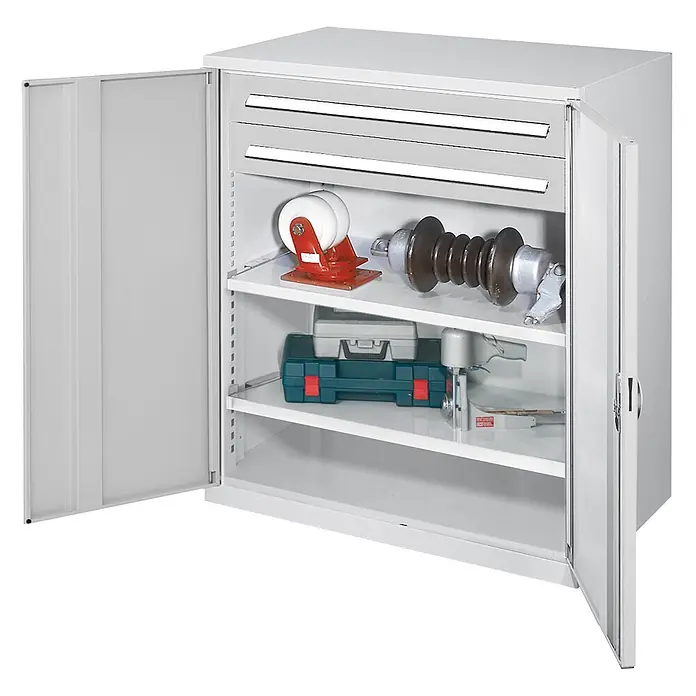 Kappes Metall-Mehrzweckschrank Schwerlast-Beistellschränke ohne Mitteltrennwand 1110x1000x600mm Modell 63 - Lichtgrau - Grauer Metallschrank mit zwei offenen Türen, zwei Schubladen und zwei Ablagen, die verschiedene Gegenstände enthalten.