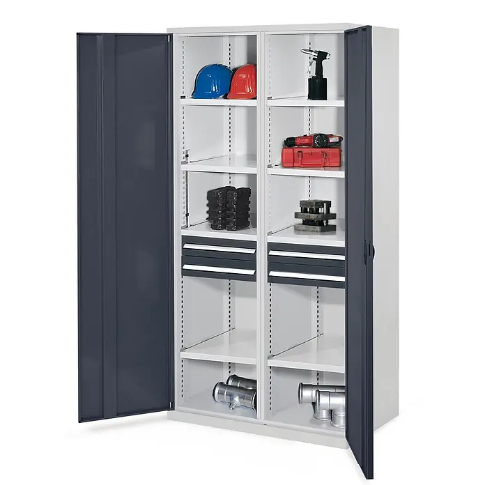Kappes Metall-Mehrzweckschrank Schwerlastschränke mit Mitteltrennwand 1950x1000x600mm Vollblechtüren Mod - Anthrazitgrau - Zweifarbiger Metall-Aufbewahrungsschrank mit offenen dunkelgrauen Türen, Regalen und verschiedenen Werkzeugen.