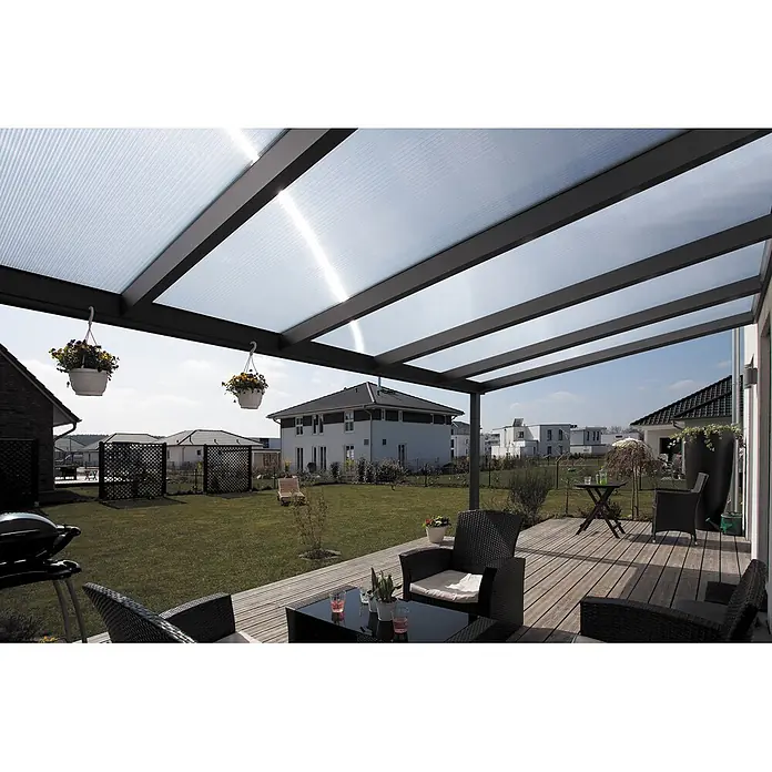 SKAN HOLZ Terrassenüberdachung Genua - B x T: 434 x 357 cm, Anthrazit, Polycarbonat, Transparent - Transparente Wellplatten-Terrassenüberdachung mit dunklem Rahmen über einer Holzterrasse.