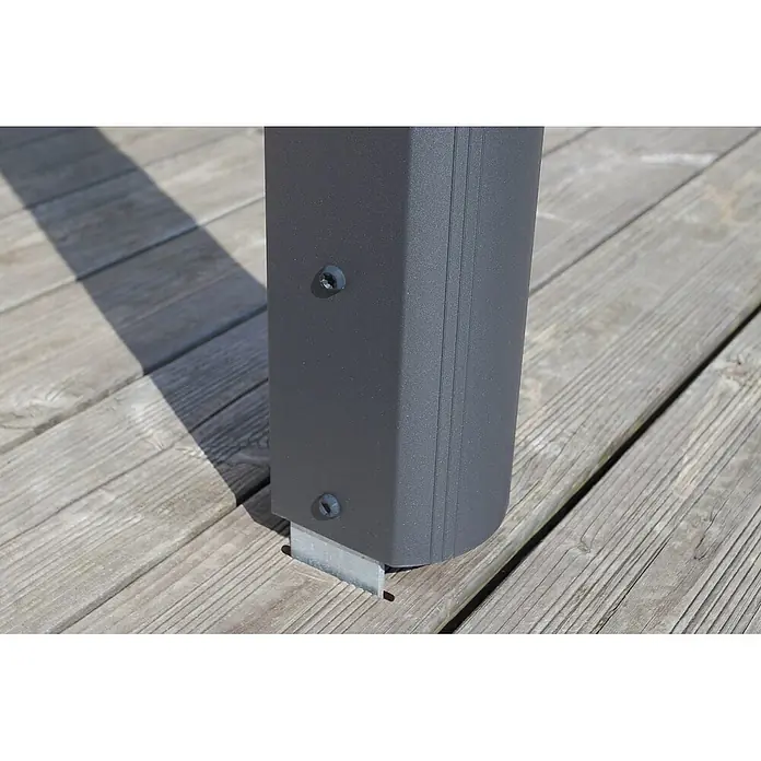 SKAN HOLZ Terrassenüberdachung Genua - B x T: 434 x 357 cm, Anthrazit, Polycarbonat, Transparent - Dunkelgrauer Metallpfostenfuß mit Schrauben an Holzterrasse befestigt, mit sichtbarem Metalleinsatz.