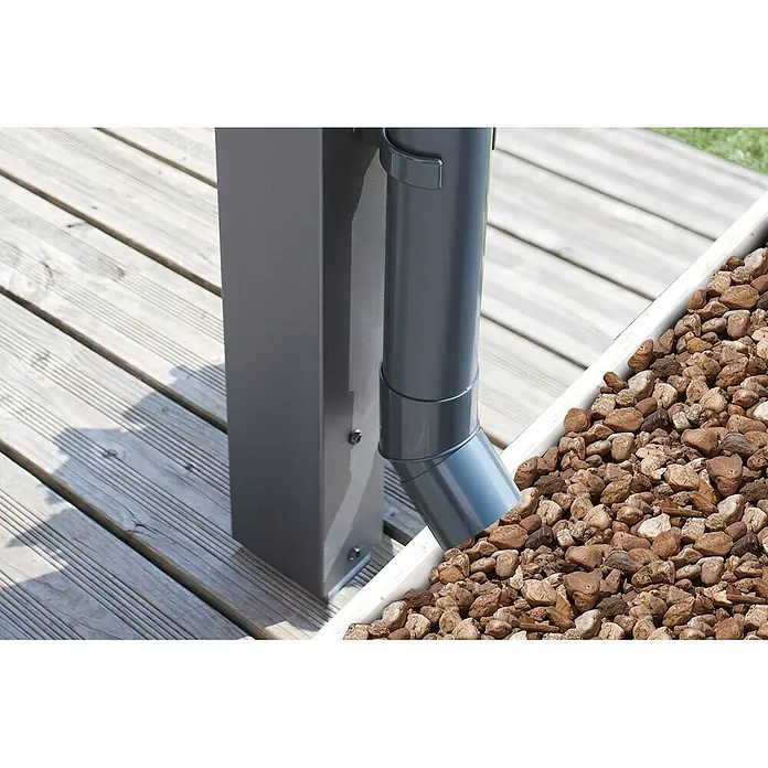 SKAN HOLZ Terrassenüberdachung Genua - B x T: 434 x 357 cm, Anthrazit, Polycarbonat, Transparent - Graues Fallrohr an Pfosten leitet Regenwasser in einen weißen Blumenkasten mit Ziersteinen auf Holzterrasse.