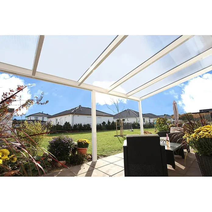 SKAN HOLZ Terrassenüberdachung Garda - B x T: 648 x 307 cm, Weiß, Polycarbonat, Transparent - Transparentes Terrassendach mit weißem Aluminiumrahmen, spendet Schutz über einem Außenbereich.