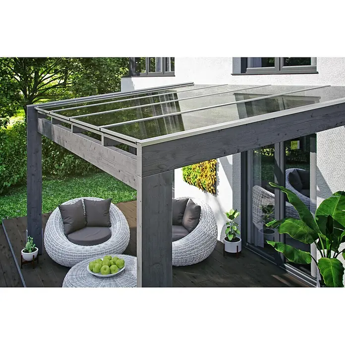 SKAN HOLZ Terrassenüberdachung Novara - B x T: 450 x 359 cm, Schiefergrau, Polycarbonat, Transparent - Graue Holzpergola mit transparentem Wellendach über einer Terrasse mit Outdoor-Sitzgelegenheiten.