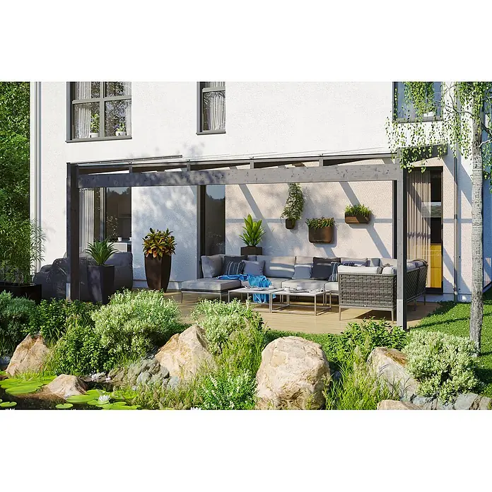 SKAN HOLZ Terrassenüberdachung Novara - B x T: 557 x 259 cm, Schiefergrau, Polycarbonat, Transparent - Moderner Outdoor-Wohnbereich mit dunkler Pergola über grauem Ecksofa und Couchtischen auf Holzdeck, angrenzend an einen üppigen Garten.