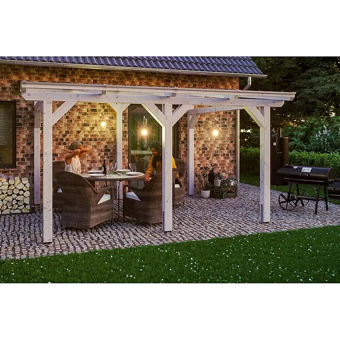 SKAN HOLZ Terrassenüberdachung Siena - B x T: 434 x 350 cm, Weiß, Polycarbonat, Transparent - Weiße Holzpergola über einer Terrasse mit speisenden Personen und Grill.