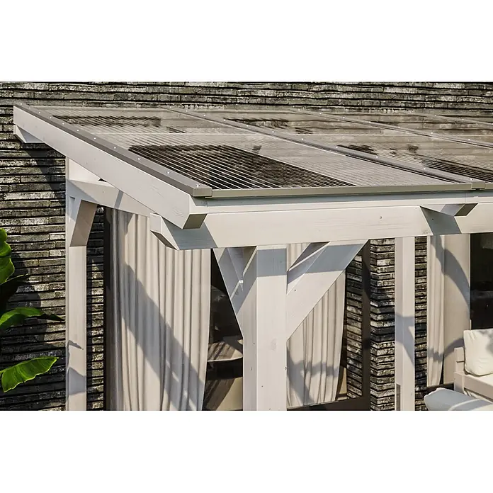SKAN HOLZ Terrassenüberdachung Siena - B x T: 648 x 350 cm, Weiß, Polycarbonat, Transparent - Nahaufnahme einer hellen Holzpergola mit transparentem Wellplattendach, die Schatten im Außenbereich spendet.
