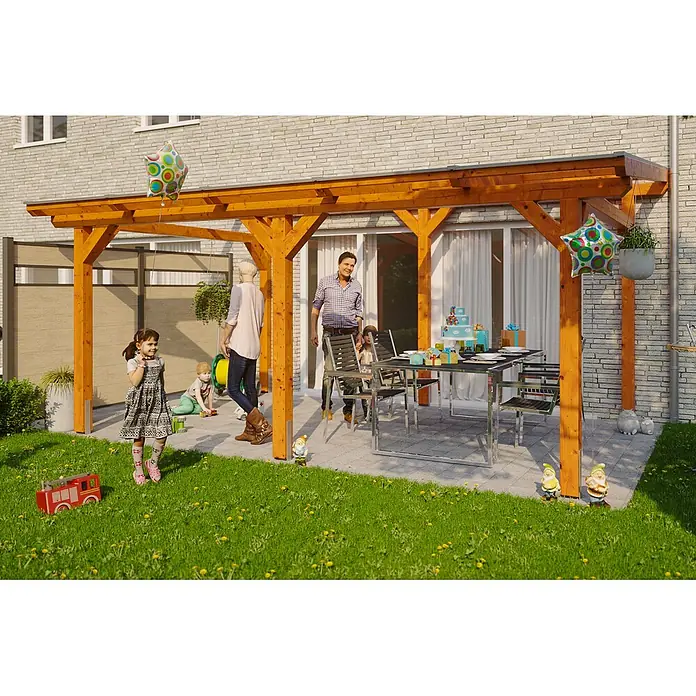 SKAN HOLZ Terrassenüberdachung Siena - B x T: 541 x 250 cm, Eiche hell, Polycarbonat, Transparent - Holzpergola über einer Terrasse, die Schatten für ein Familienfest spendet.