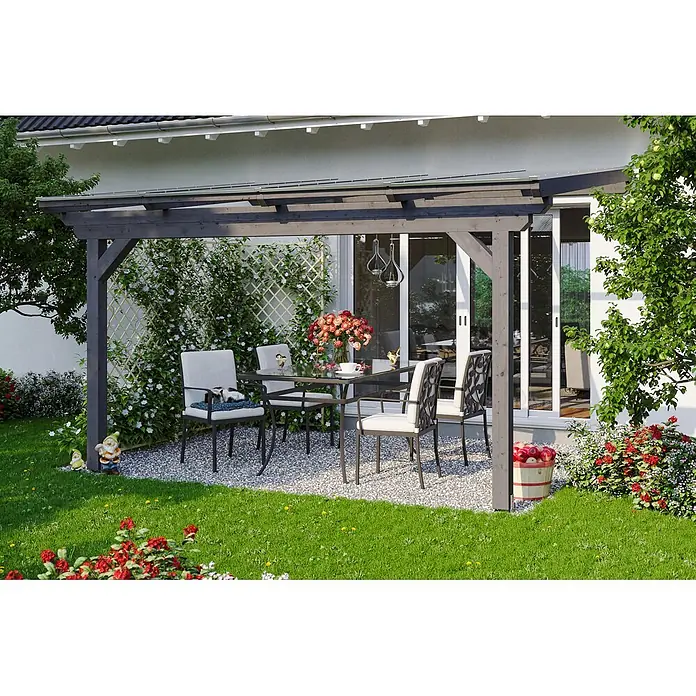 SKAN HOLZ Terrassenüberdachung Ancona - B x T: 434 x 300 cm, Schiefergrau, Polycarbonat, Transparent - Dunkle Holzpergola überspannt eine Outdoor-Essgruppe auf Kies, ideal für schattige Gartenbereiche.