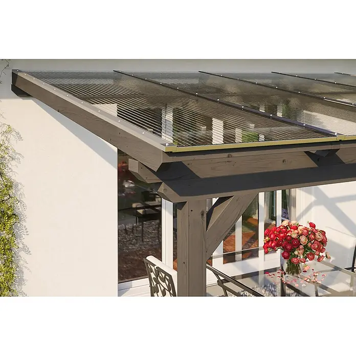 SKAN HOLZ Terrassenüberdachung Ancona - B x T: 434 x 300 cm, Schiefergrau, Polycarbonat, Transparent - Dunkelgraue Holzpergola mit transparenten Wellplattendachpaneelen, an einer Hauswand befestigt.