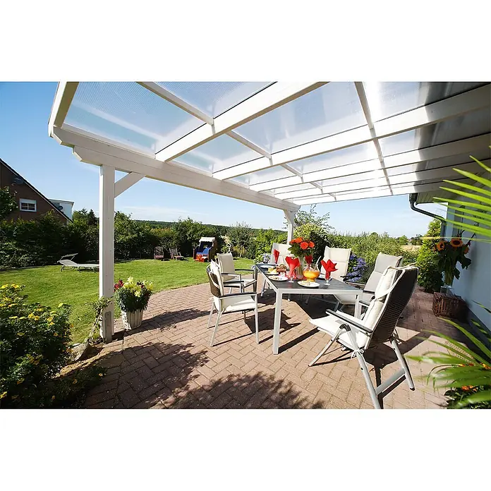 SKAN HOLZ Terrassenüberdachung Ancona - B x T: 541 x 250 cm, Weiß, Polycarbonat, Transparent - Weiße Terrassenüberdachung mit transparentem Dach über einem Essbereich im Freien.