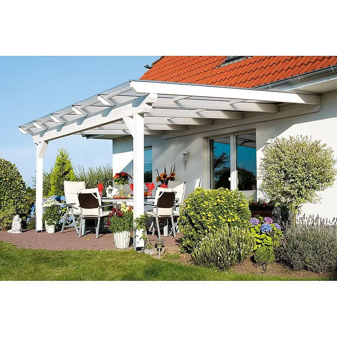 SKAN HOLZ Terrassenüberdachung Ancona - B x T: 541 x 250 cm, Weiß, Polycarbonat, Transparent - Weiße Holzpergola mit transparentem Dach am Haus, die einen schattigen Bereich für eine Terrassengarnitur bietet.
