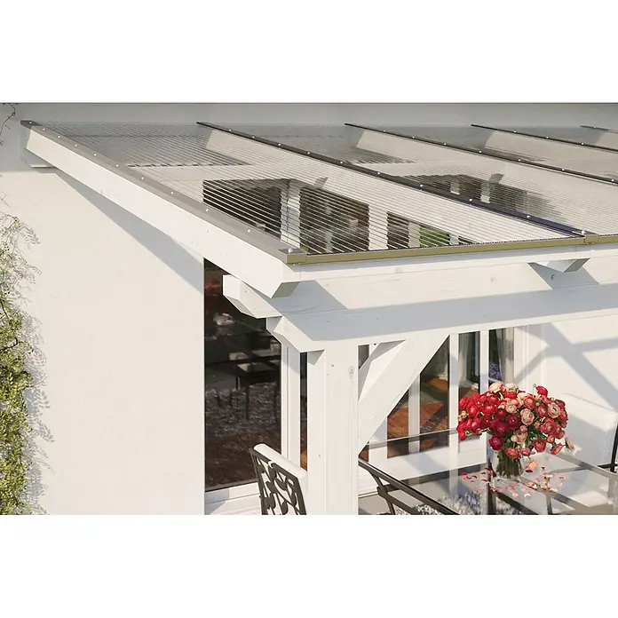SKAN HOLZ Terrassenüberdachung Ancona - B x T: 541 x 250 cm, Weiß, Polycarbonat, Transparent - Weißes Holz-Terrassendach mit transparenten Wellplatten, an einem Gebäude befestigt, bietet Schutz für einen Außenbereich.