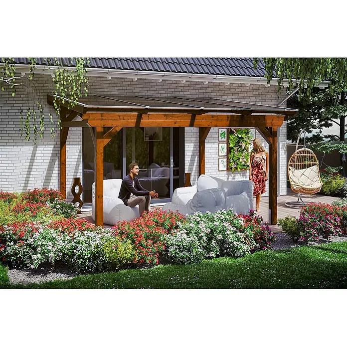 SKAN HOLZ Terrassenüberdachung Sanremo - B x T: 434 x 300 cm, Nussbaum, Polycarbonat, Transparent - Hölzerne Pergola mit transparentem Dach über einer Terrasse, die einen schattigen Wohnbereich im Freien bietet.