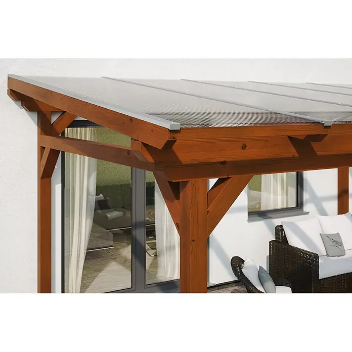SKAN HOLZ Terrassenüberdachung Sanremo - B x T: 541 x 400 cm, Nussbaum, Polycarbonat, Transparent - Braune Holzpergola mit transparentem Wellplattendach, an ein weißes Haus angebaut, überdacht einen Sitzbereich im Freien.