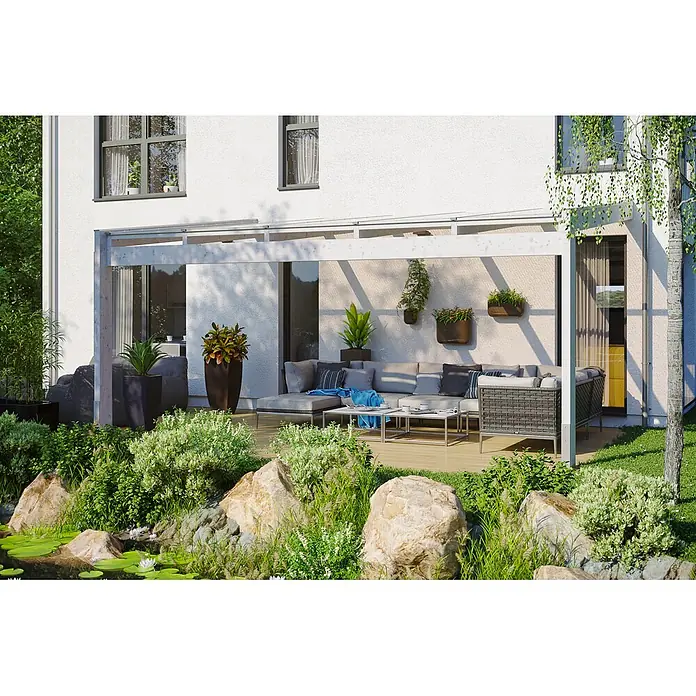 SKAN HOLZ Terrassenüberdachung Novara - B x T: 557 x 359 cm, Weiß, Polycarbonat, Transparent - Weiße Terrassenpergola überdacht einen Outdoor-Loungebereich mit grauen Möbeln auf einer Holzterrasse.