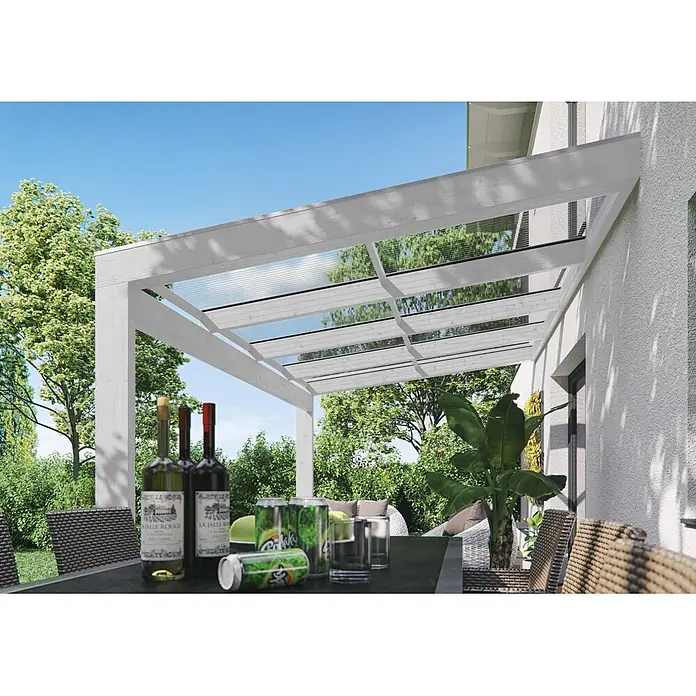 SKAN HOLZ Terrassenüberdachung Novara - B x T: 450 x 309 cm, Weiß, Polycarbonat, Transparent - Weiße Holzpergola mit transparenten Dachplatten über einer Terrasse neben einem Haus.
