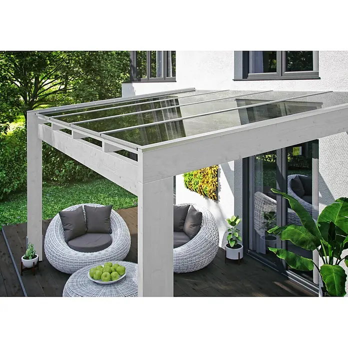 SKAN HOLZ Terrassenüberdachung Novara - B x T: 450 x 309 cm, Weiß, Polycarbonat, Transparent - Weiße Holzpergola mit transparentem Dach über einer modernen Sitzgruppe auf einer Terrasse.