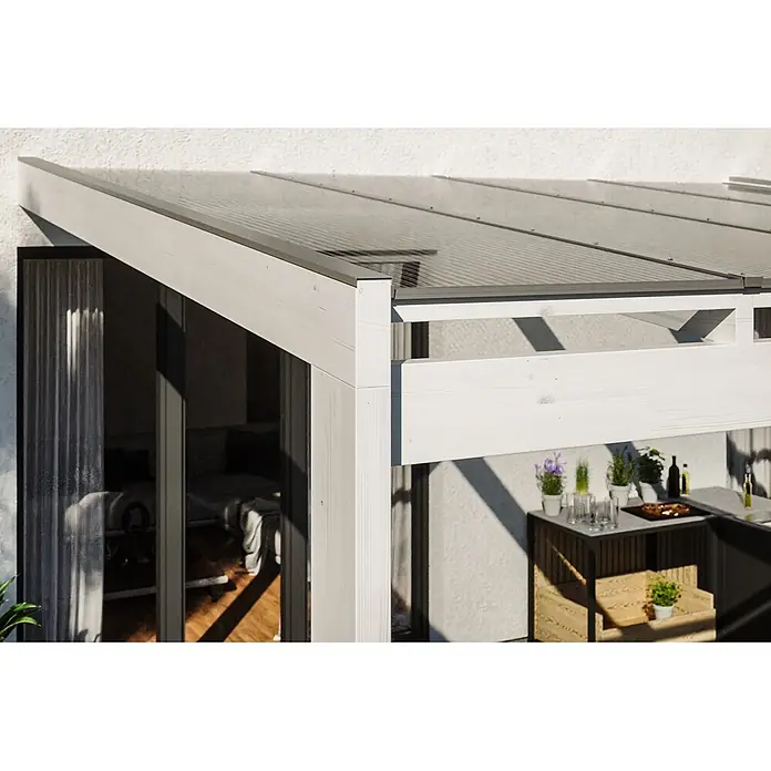 SKAN HOLZ Terrassenüberdachung Novara - B x T: 450 x 309 cm, Weiß, Polycarbonat, Transparent - Weißes Holz-Terrassendach mit transluzenter Wellplattenabdeckung, das einen Außenbereich beschattet.