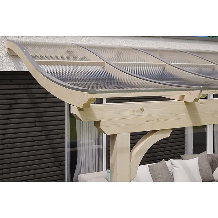 SKAN HOLZ Terrassenüberdachung Verona - B x T: 434 x 389 cm, Natur, Polycarbonat, Transparent - Holzpergola mit gebogenem, transparentem Polycarbonatdach über einem Sitzbereich im Freien.