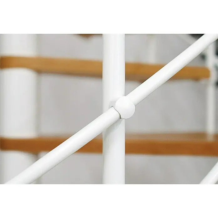 Dolle Spindeltreppe Oslo - Durchmesser: 140 cm, Weiß, Farbe Stufen: Buche Natur, Geschosshöhe: 252 cm - 276 cm - Detailaufnahme eines weißen Metallregals mit Fokus auf die Verbindung von Stange und Querstrebe.