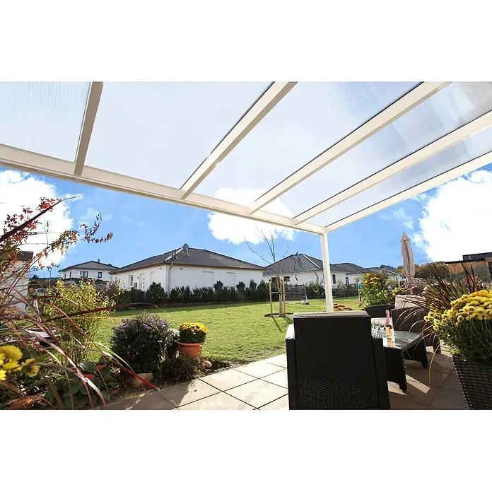 SKAN HOLZ Terrassenüberdachung Genua - B x T: 541 x 257 cm, Weiß, Polycarbonat, Transparent - Weiße Terrassenüberdachung mit transluzentem Dach über einer gepflasterten Terrasse, spendet Schutz.