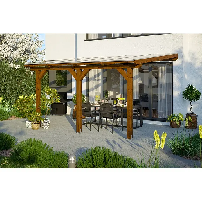SKAN HOLZ Terrassenüberdachung Andria - B x T: 434 x 250 cm, Nussbaum, Polycarbonat, Transparent - Braune Holzpergola mit transparentem Dach an einem Haus, die einen Essbereich im Freien schützt.