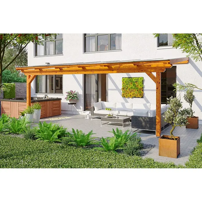 SKAN HOLZ Terrassenüberdachung Ancona - B x T: 648 x 350 cm, Eiche hell, Polycarbonat, Transparent - Hölzerne Pergola mit transparentem Dach, die eine Outdoor-Sitzgelegenheit und einen Whirlpool neben einem Haus überdacht.