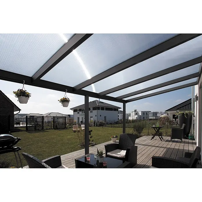SKAN HOLZ Terrassenüberdachung Garda - B x T: 648 x 357 cm, Anthrazit, Polycarbonat, Transparent - Dunkelgraue Terrassenüberdachung mit lichtdurchlässigen Dachplatten über einer Holzterrasse im Garten.
