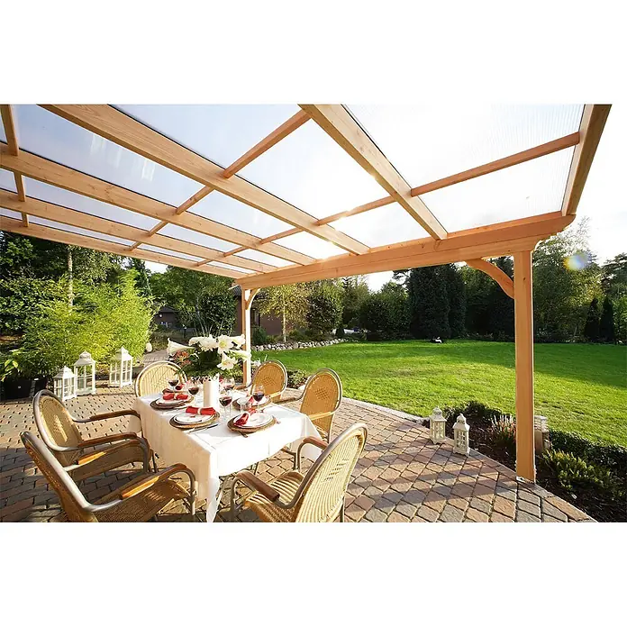 SKAN HOLZ Terrassenüberdachung Ravenna - B x T: 434 x 300 cm, Nussbaum, Polycarbonat, Transparent - Holzpergola mit transparentem Dach über einem Esstisch auf einer gepflasterten Terrasse.