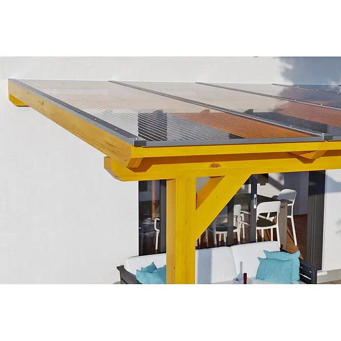SKAN HOLZ Terrassenüberdachung Bormio - B x T: 541 x 300 cm, Eiche hell, Polycarbonat, Transparent - Holzpergola mit transparentem Wellendach, an einem Haus über einem Sitzbereich im Freien.