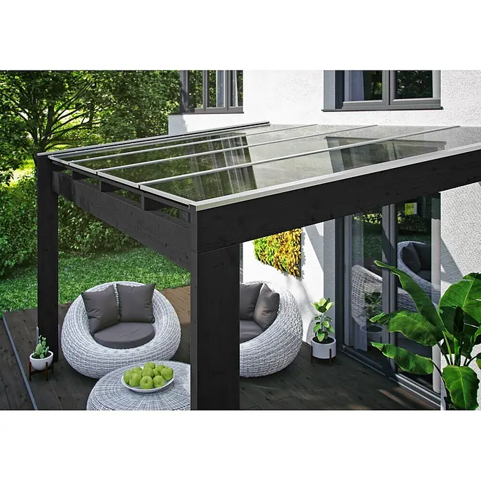 SKAN HOLZ Terrassenüberdachung Novara - B x T: 557 x 259 cm, Anthrazit, Polycarbonat, Transparent - Dunkle Holzpergola mit transparentem Wellendach, die einen Terrassenbereich am Haus überdacht.
