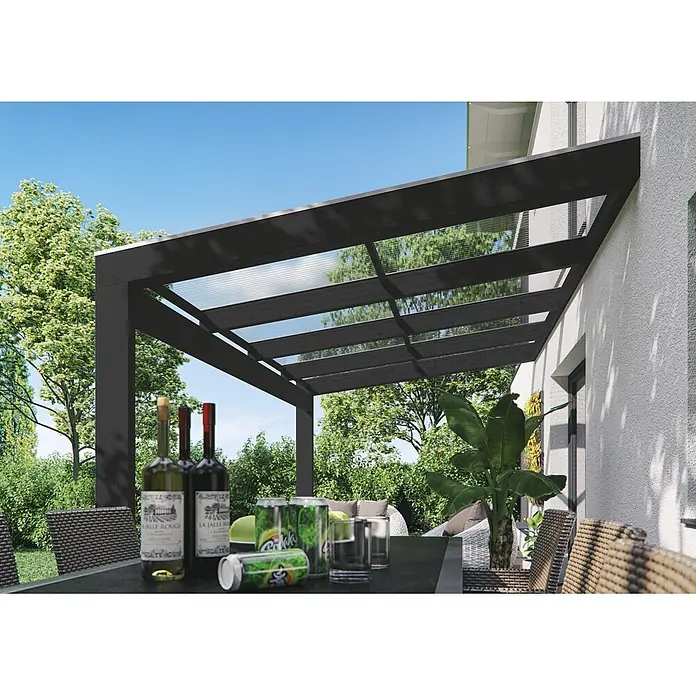 SKAN HOLZ Terrassenüberdachung Novara - B x T: 557 x 259 cm, Anthrazit, Polycarbonat, Transparent - Dunkelgraue Holzpergola mit transparentem Wellendach, an einem Haus befestigt, über einer Terrasse.