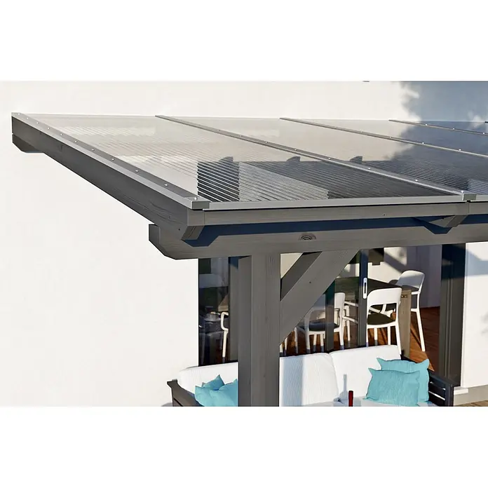 SKAN HOLZ Terrassenüberdachung Andria - B x T: 541 x 400 cm, Schiefergrau, Polycarbonat, Transparent - Dunkelgraue Holzpergola mit transparentem Wellplattendach, die eine Terrassensitzgruppe beschattet.