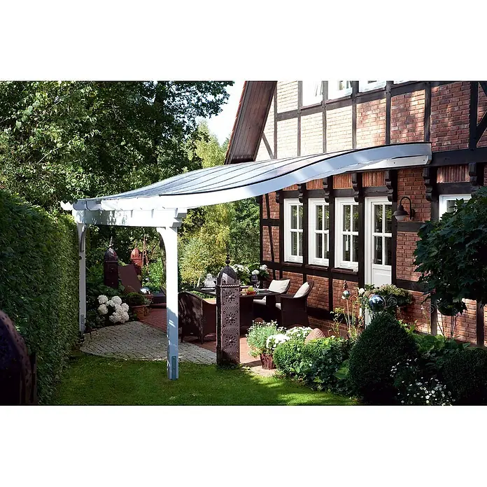 SKAN HOLZ Terrassenüberdachung Verona - B x T: 434 x 239 cm, Weiß, Polycarbonat, Transparent - Weiße Pergola mit gewölbtem, transparentem Dach spendet Schatten auf einer gemütlichen Terrasse am Backsteinhaus.