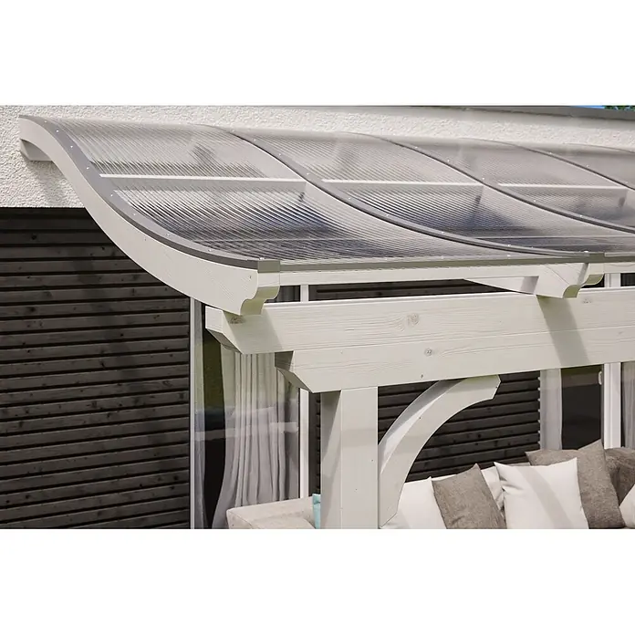 SKAN HOLZ Terrassenüberdachung Verona - B x T: 434 x 239 cm, Weiß, Polycarbonat, Transparent - Weiße Holz-Pergola mit transparentem, gewelltem und gebogenem Dach über einem Sitzbereich im Freien.