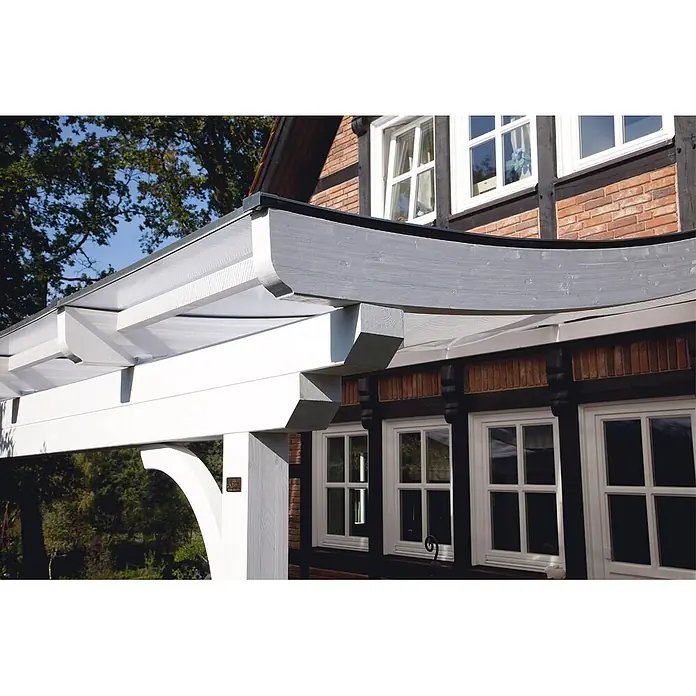 SKAN HOLZ Terrassenüberdachung Verona - B x T: 434 x 239 cm, Weiß, Polycarbonat, Transparent - Weißes Holz-Terrassendach mit transluzentem Dach, an einem Gebäude befestigt.