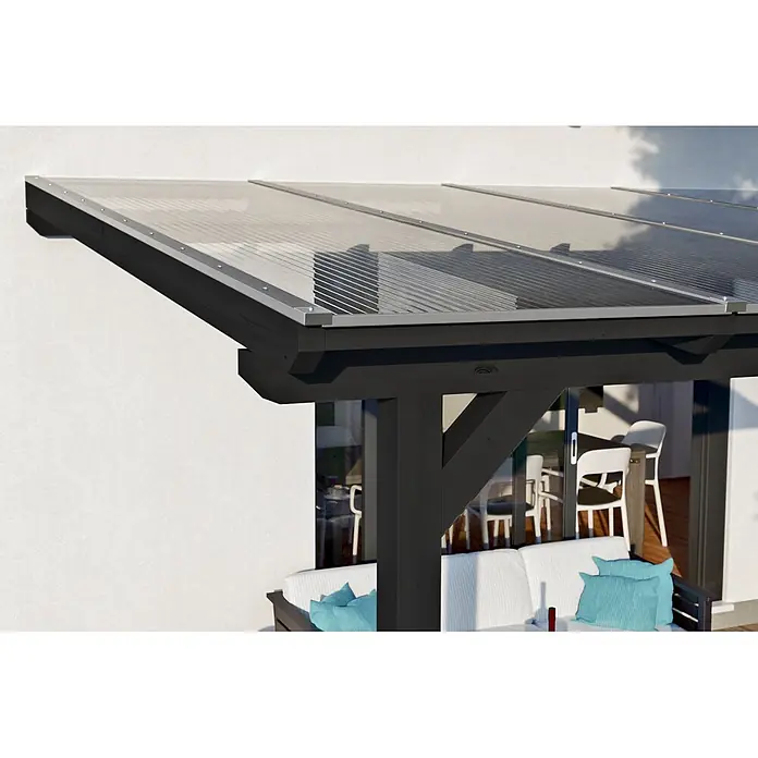 SKAN HOLZ Terrassenüberdachung Andria - B x T: 648 x 300 cm, Anthrazit, Polycarbonat, Transparent - Dunkelgraue Holzpergola mit transparentem Wellplattendach, schützt einen Sitzbereich im Freien.