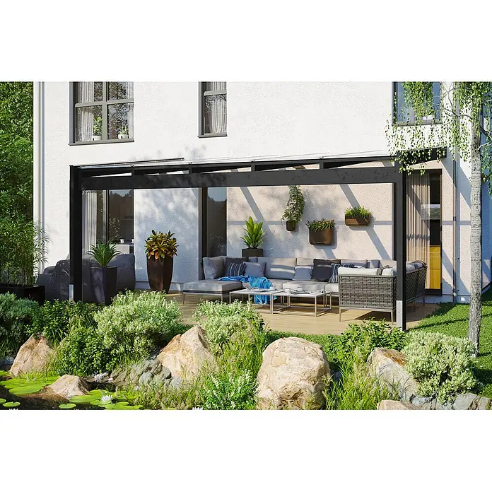 SKAN HOLZ Terrassenüberdachung Novara - B x T: 557 x 259 cm, Anthrazit, Polycarbonat, Transparent - Moderne schwarze Pergola beschattet einen Outdoor-Loungebereich mit modernen Möbeln, an einem Garten und Teich neben einem weißen Haus.