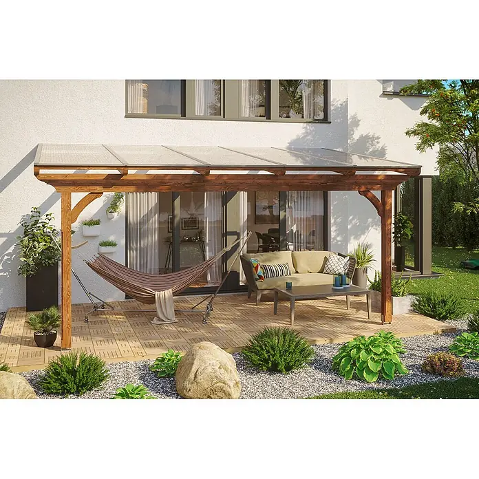 SKAN HOLZ Terrassenüberdachung Ravenna - B x T: 541 x 300 cm, Nussbaum, Polycarbonat, Transparent - Braune Holzpergola mit transparentem Dach über einer Terrasse am Haus.