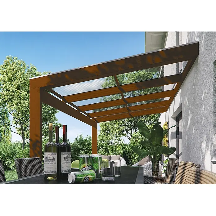 SKAN HOLZ Terrassenüberdachung Novara - B x T: 557 x 359 cm, Nussbaum, Polycarbonat, Transparent - Hölzerne Pergola mit transparentem Dach an einem Haus befestigt, überdacht einen Sitzbereich im Freien.