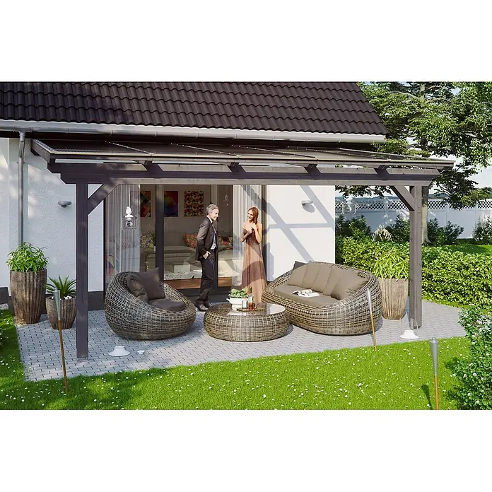 SKAN HOLZ Terrassenüberdachung Ancona - B x T: 541 x 400 cm, Schiefergrau, Polycarbonat, Transparent - Dunkle Holzpergola an einem Haus, die eine Terrasse mit Sitzgelegenheiten im Freien überdacht.