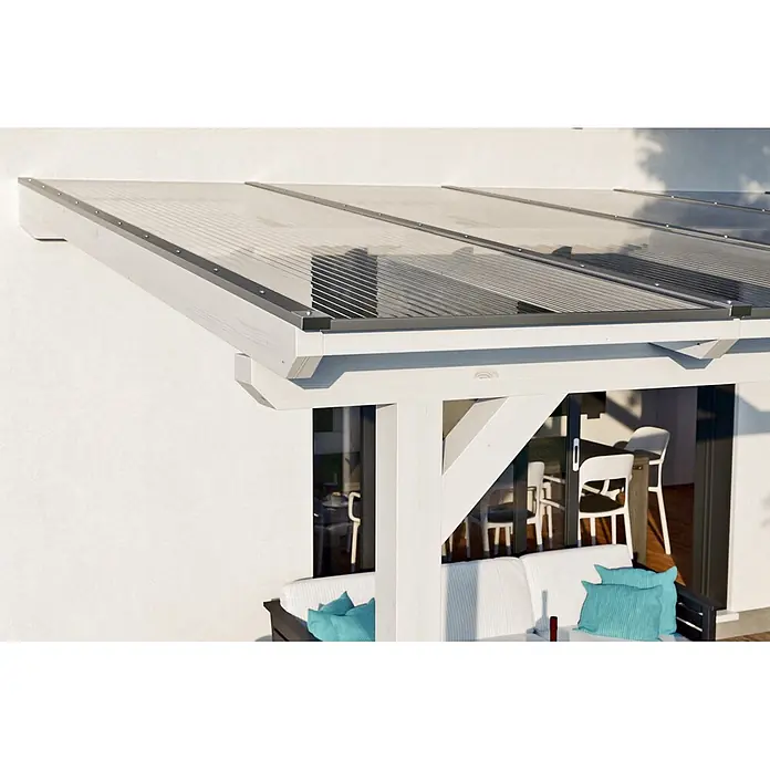 SKAN HOLZ Terrassenüberdachung Andria - B x T: 648 x 350 cm, Weiß, Polycarbonat, Transparent - Weiße Holzpergola mit transparentem Wellplattendach, an Gebäude befestigt, als Terrassenüberdachung.