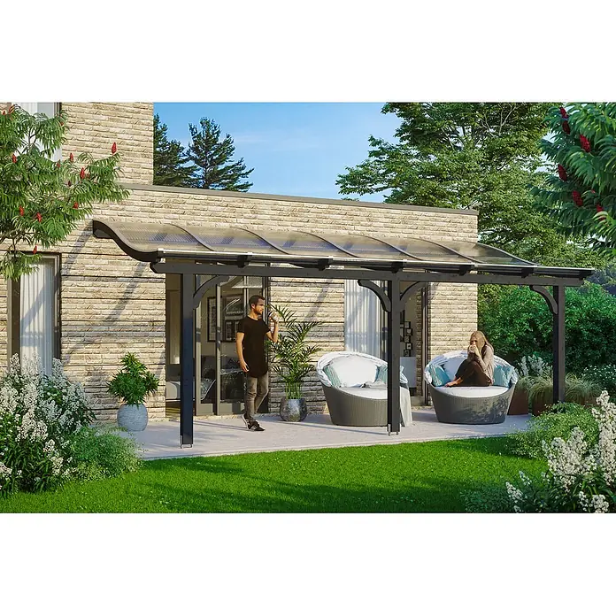 SKAN HOLZ Terrassenüberdachung Venezia - B x T: 648 x 239 cm, Anthrazit, Polycarbonat, Transparent - Moderne Terrassenüberdachung mit dunklem Rahmen und transparentem gewölbtem Dach, über einer Terrasse am Haus.