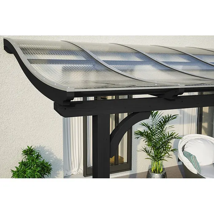 SKAN HOLZ Terrassenüberdachung Venezia - B x T: 648 x 239 cm, Anthrazit, Polycarbonat, Transparent - Gebogenes, lichtdurchlässiges Terrassendach mit dunklem Holzrahmen an einer Wand, das einen Sitzbereich im Freien beschattet.