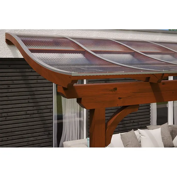 SKAN HOLZ Terrassenüberdachung Verona - B x T: 434 x 239 cm, Nussbaum, Polycarbonat, Transparent - Holzpergola mit durchsichtigem Wellplattendach über Sitzbereich im Freien.