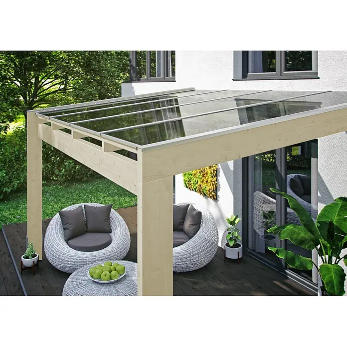 SKAN HOLZ Terrassenüberdachung Novara - B x T: 450 x 259 cm, Natur, Polycarbonat, Transparent - Helle Holzpergola mit transparentem Wellendach spendet Schatten über einer Terrasse. Darunter stehen zwei weiße Korbsessel und ein Tisch.