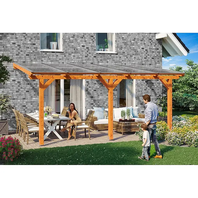 SKAN HOLZ Terrassenüberdachung Bormio - B x T: 541 x 300 cm, Eiche hell, Polycarbonat, Transparent - Hölzerne Pergola mit transparentem Dach über einer Terrasse mit Gartenmöbeln, am Haus befestigt.