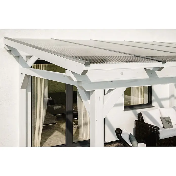 SKAN HOLZ Terrassenüberdachung Sanremo - B x T: 541 x 250 cm, Weiß, Polycarbonat, Transparent - Weiße Holzpergola mit transparentem Wellplattendach, an einem Gebäude befestigt, über einem Sitzbereich.