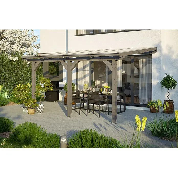 SKAN HOLZ Terrassenüberdachung Andria - B x T: 434 x 250 cm, Schiefergrau, Polycarbonat, Transparent - Dunkle Holz-Terrassenüberdachung mit transparentem Dach, am Haus montiert, über einem Esstisch im Freien.